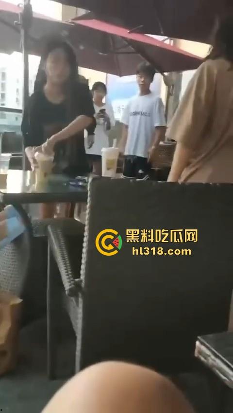 精神小妹打架就是猛!火气太大了,奶茶一泼,直接上去就是一脚,场面极其暴力血腥!-2