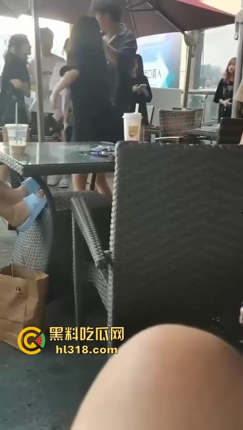 精神小妹打架就是猛!火气太大了,奶茶一泼,直接上去就是一脚,场面极其暴力血腥!-4