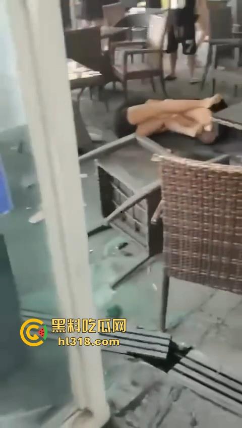 精神小妹打架就是猛!火气太大了,奶茶一泼,直接上去就是一脚,场面极其暴力血腥!-8