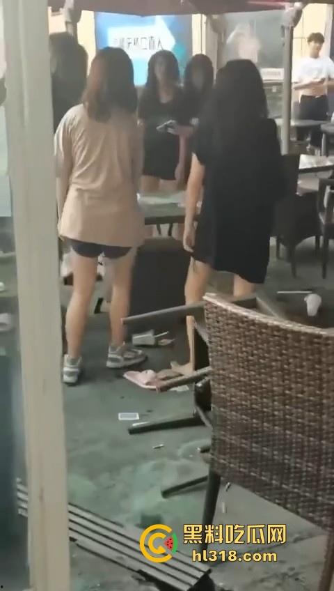 精神小妹打架就是猛!火气太大了,奶茶一泼,直接上去就是一脚,场面极其暴力血腥!-9