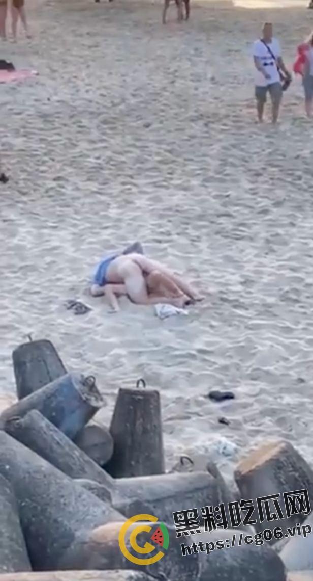波兰情侣在海滩嗑药磕嗨了当众做爱 被围观指骂还不停 最后被人打到停止-2