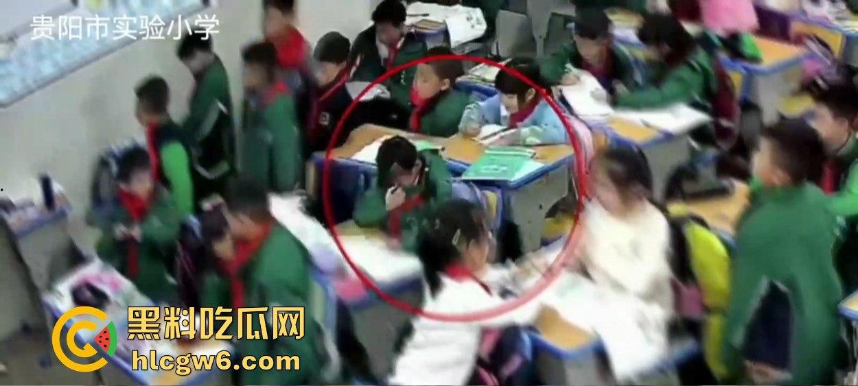 贵阳实验小学视而不见的霸凌现场,男孩暴力大吼,女孩干呕,老师冷漠得让人寒心!-9
