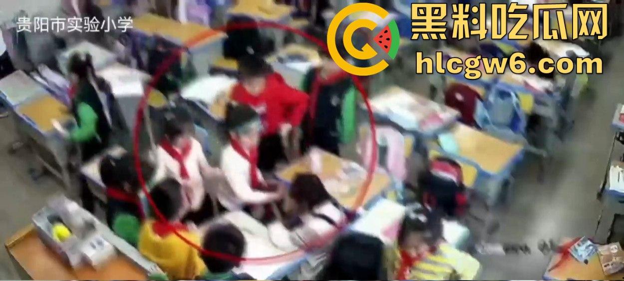 贵阳实验小学视而不见的霸凌现场,男孩暴力大吼,女孩干呕,老师冷漠得让人寒心!-10