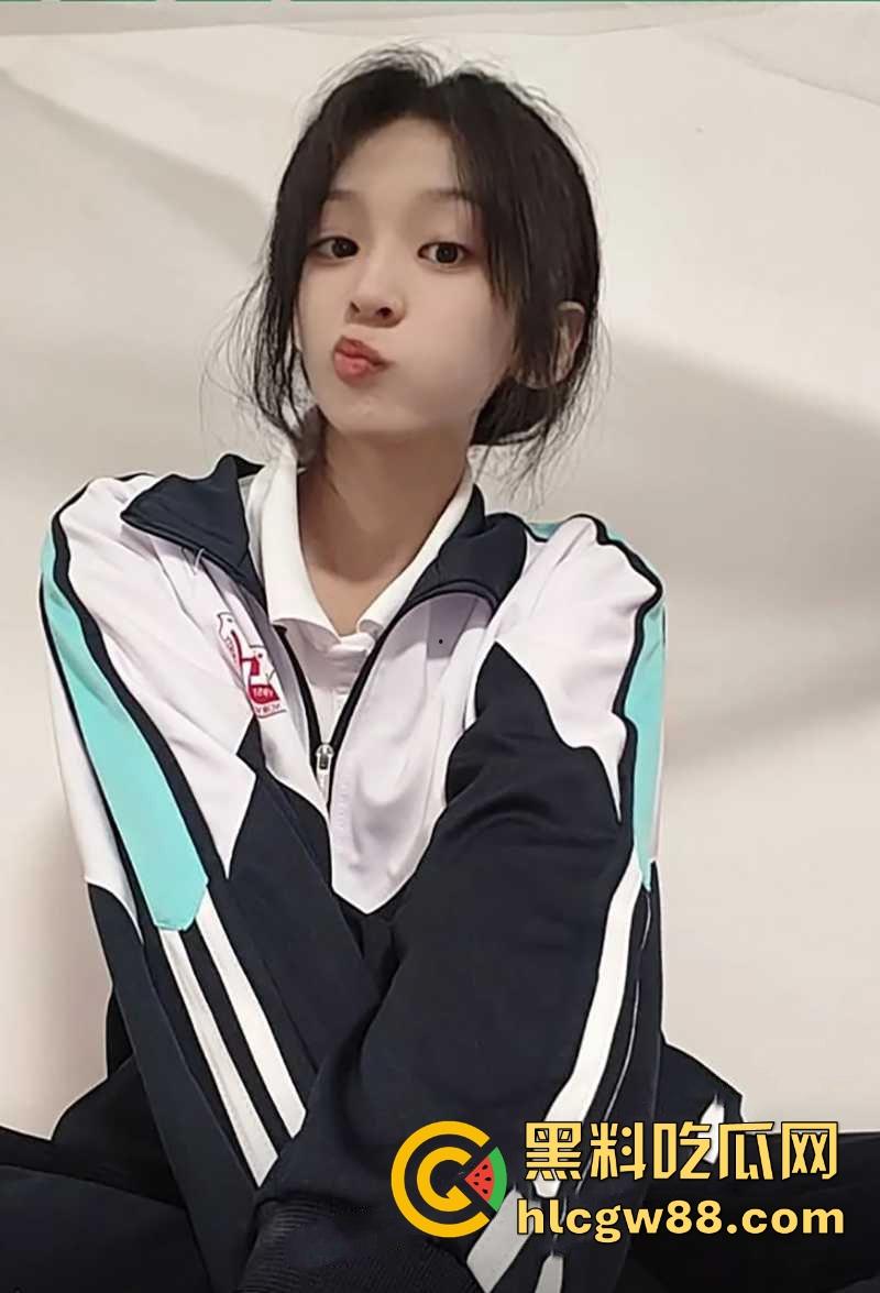 辽宁师范大学钢琴艺考生【刘小萌】高中时期裸聊视频被曝光 小小年纪就骚性大发的母狗 内容炸裂!-4