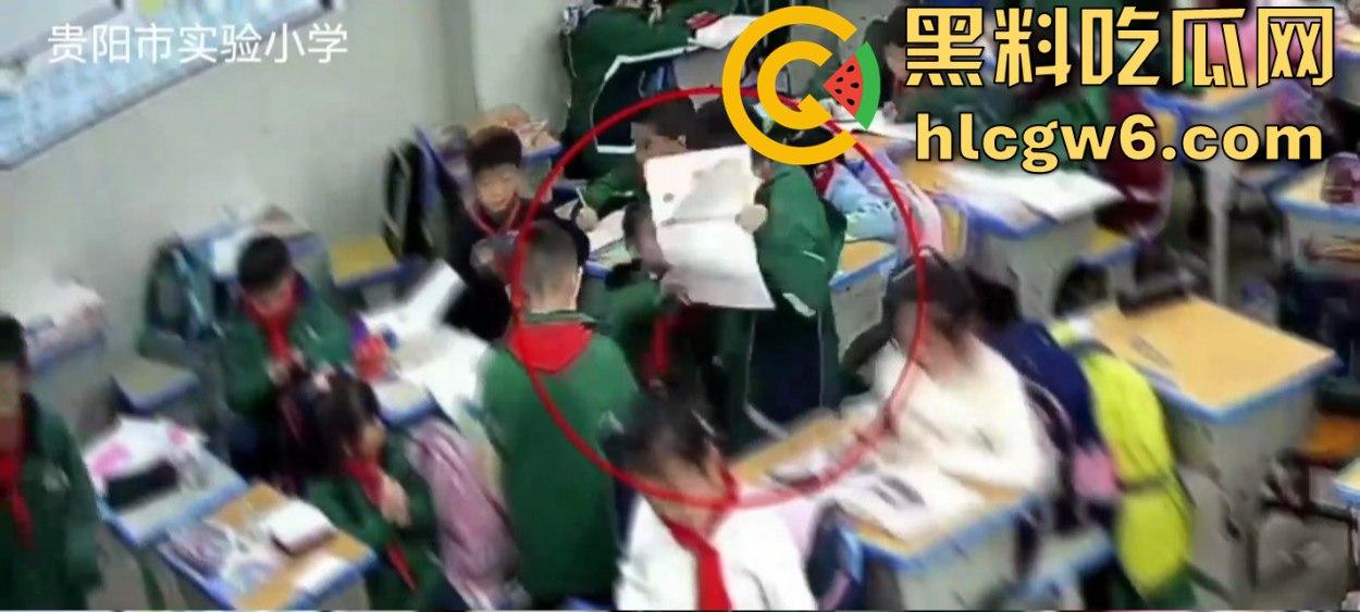 贵阳实验小学视而不见的霸凌现场,男孩暴力大吼,女孩干呕,老师冷漠得让人寒心!-12