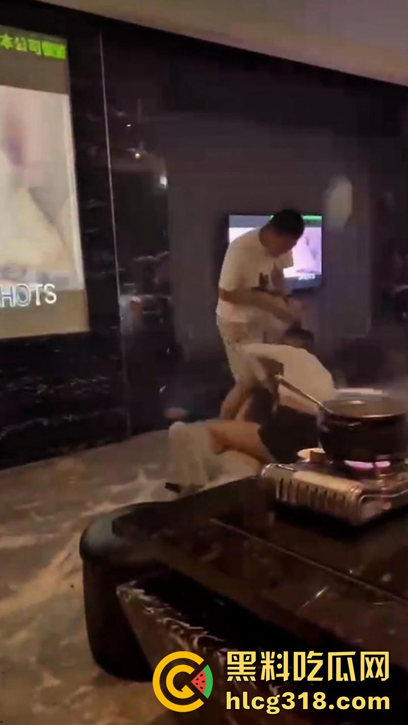 商K美女包房撕逼,说闺蜜男友坏话,忽悠俩人分手,却自己主动贴上去勾引,旁边大哥都看不下去了!-4