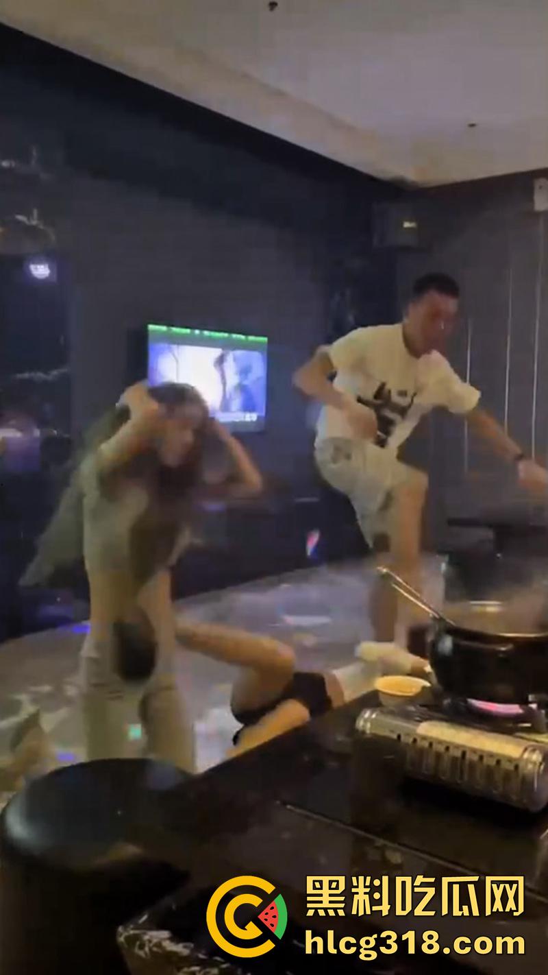 商K美女包房撕逼,说闺蜜男友坏话,忽悠俩人分手,却自己主动贴上去勾引,旁边大哥都看不下去了!-5