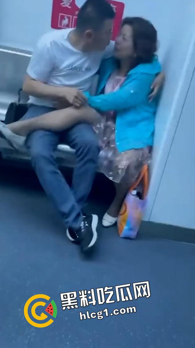 地铁上的炸裂时刻 中年夫妻秀恩爱 抠逼亲嘴完全不害臊 全程跟拍辣眼睛