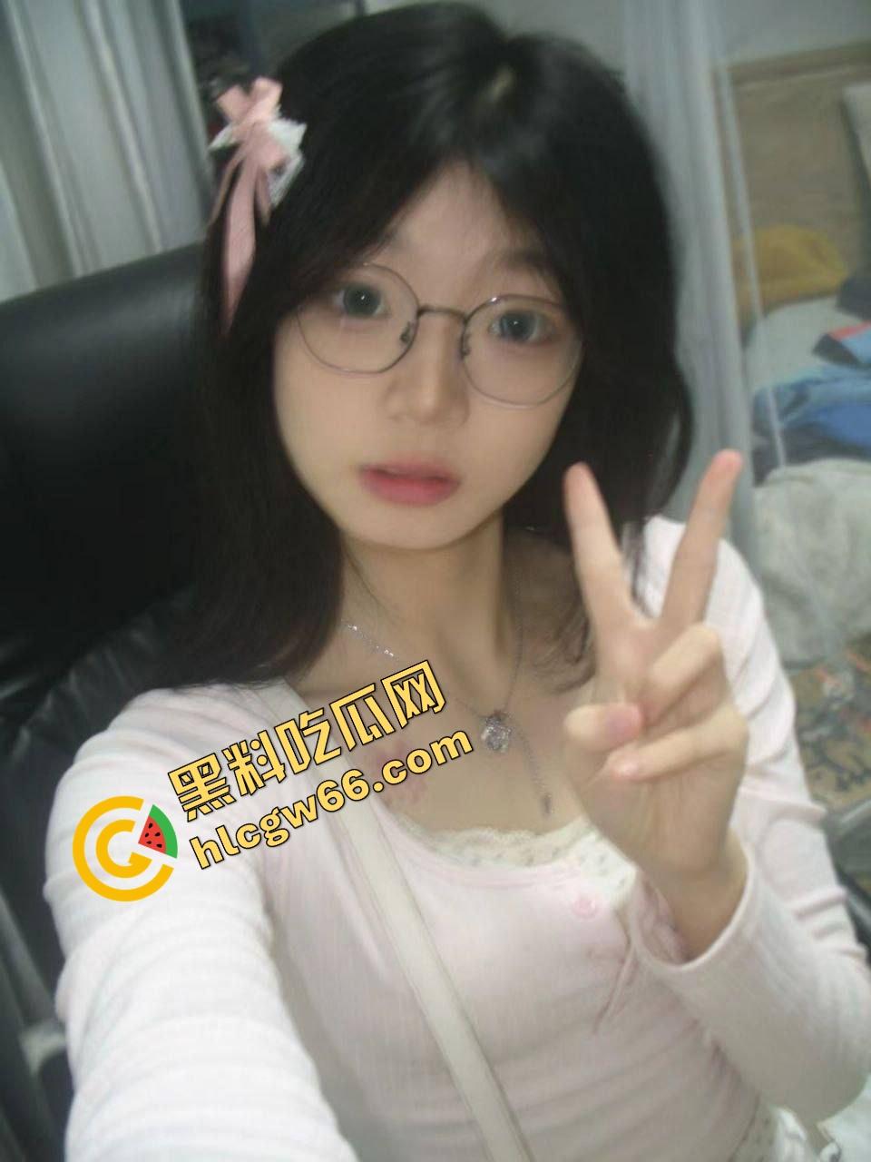 陕西宝鸡极品骚妹【冯宝】性感裙子裹嫩肉身材炸裂，奶大臀圆勾得鸡儿硬爆，真想扑上去强干到她腿软喷水！-8