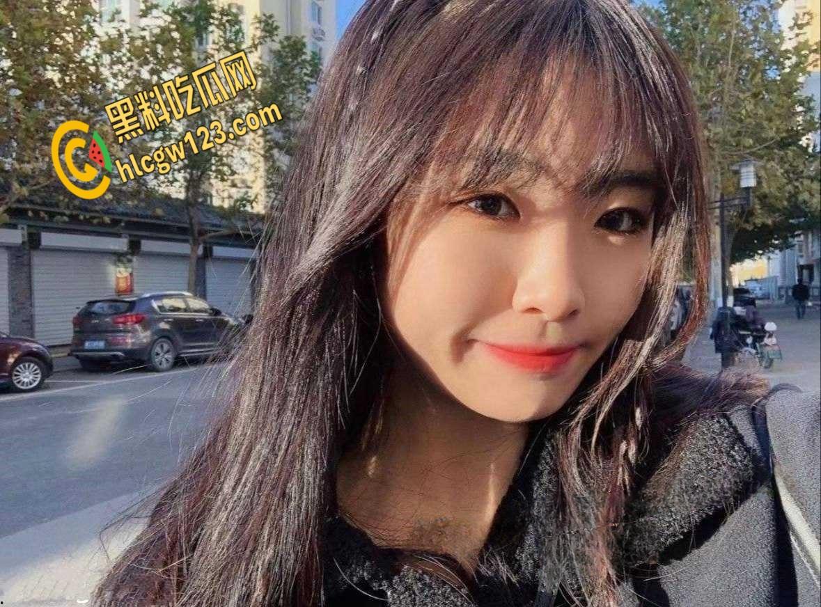 武汉反差母狗【李晓霜】，情趣装跪舔男友，骚逼渴求被狂干！