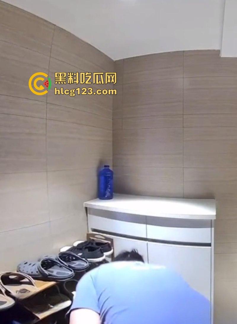 监控实拍男子偷业主女鞋 蹲楼道狂舔10分钟 变态行径被全程拍下-5
