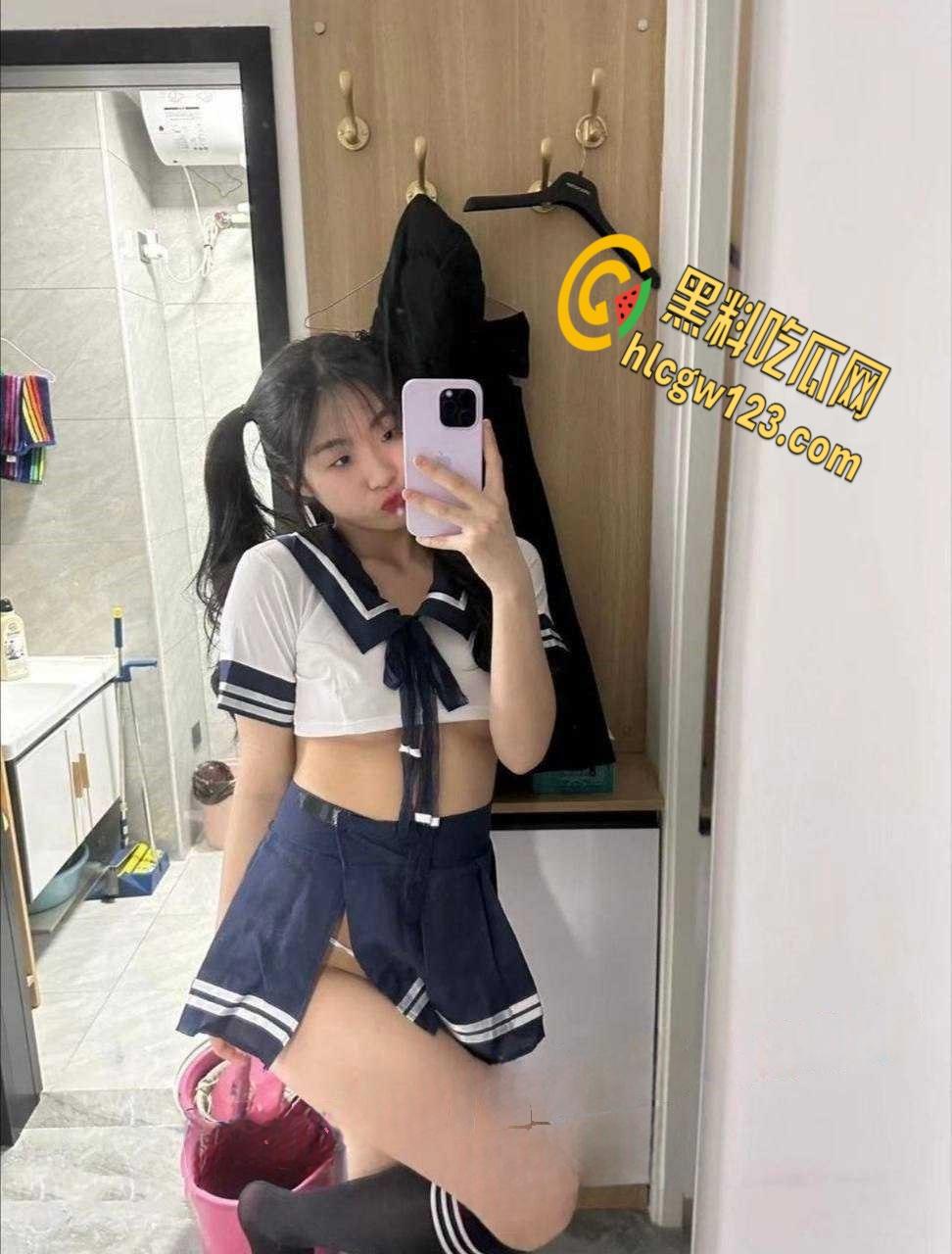 武汉反差母狗【李晓霜】,情趣装跪舔男友,骚逼渴求被狂干!-9