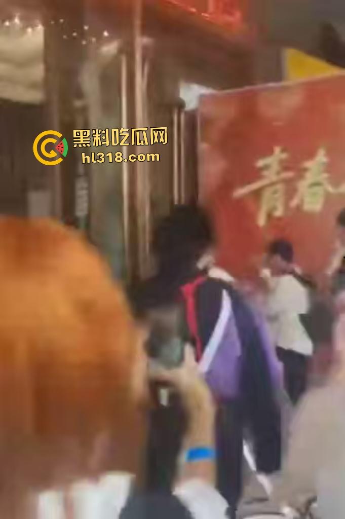 四川遂宁漫展《我的英雄学院》Coser被霸凌扯掉假发,直接拔刀砍人反霸凌!-5