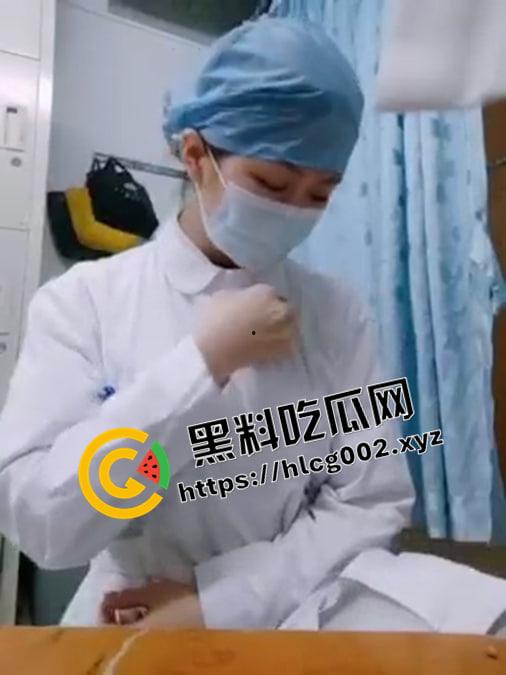 反差骚护士！更衣室内露出巨乳骚逼  差点被护士长发现 白色大褂下的骚穴淫水四射 绝对反差