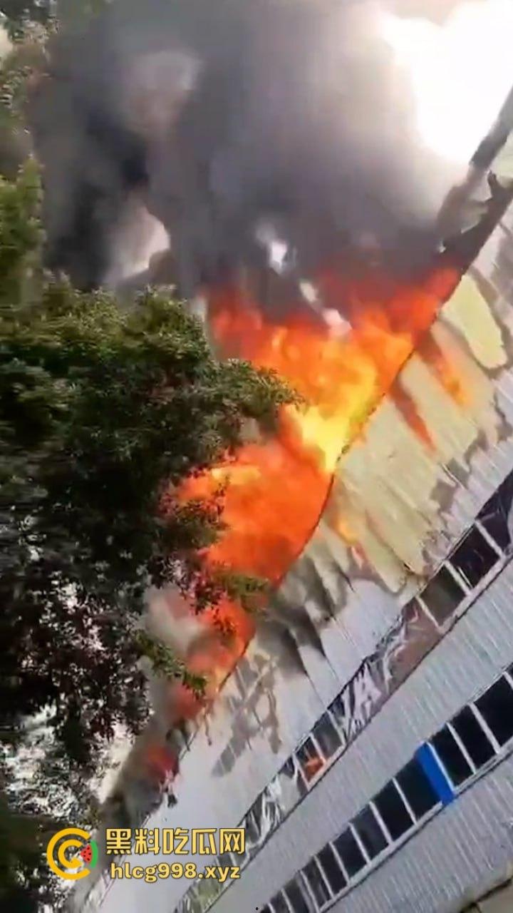 华阳红瓦二手家具市场突发大火 天干物燥成隐患导火索!-3