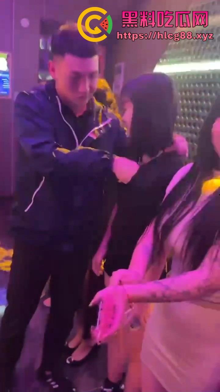 KTV操作指南,先验骚奶真伪,假货滚蛋真奶留下,玩不开快换下一浪蹄,摸得香唱得浪这才是该有的气氛!-8