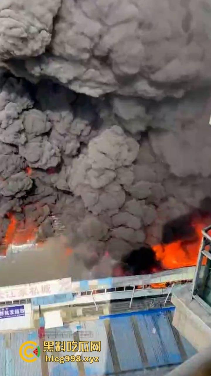 华阳红瓦二手家具市场突发大火 天干物燥成隐患导火索!-6