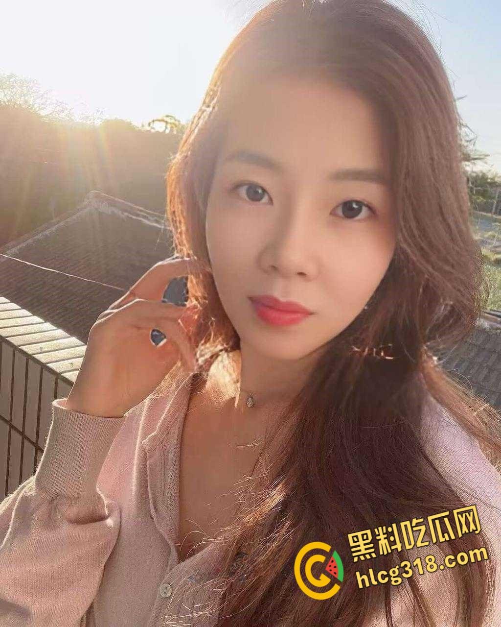 天津某公司高层领导【俞因】，人前文静人后母狗一丝不挂， 塞入肛塞上班 ，真是欠调教的小母狗啊！