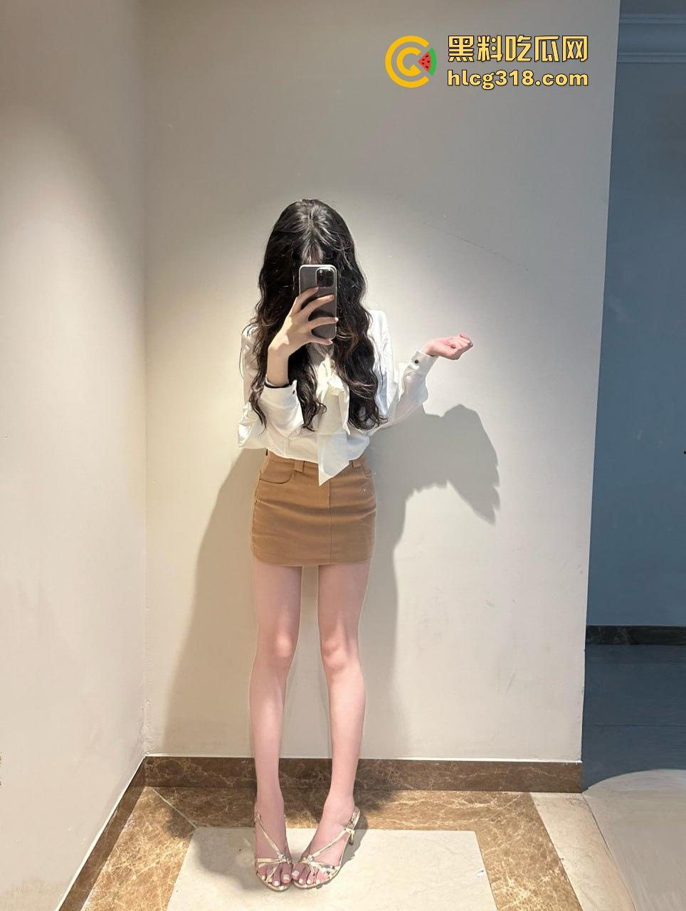 清纯嫩妹与男友在酒店走廊释放欲望,翘臀被猛烈进攻,都不敢放声大叫，玩得真大刺激感拉满!