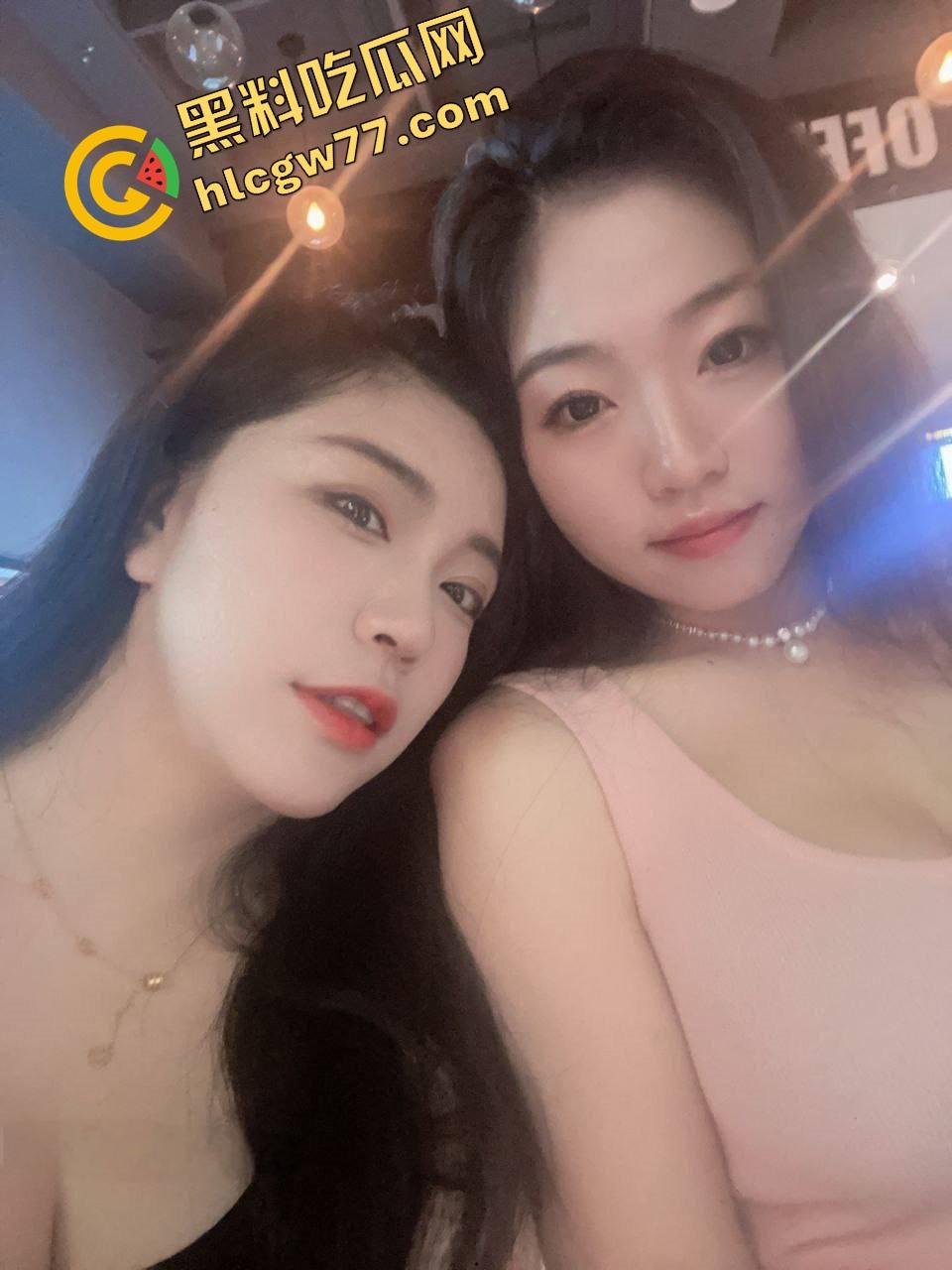 上海母女淫乱日常泄密炸裂，风韵少妇携女娇天天跟老公操逼玩3P，母女双飞伺候鸡巴！