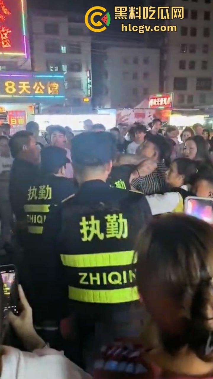 珠海渣男约会小三遭全家围堵暴打 无耻小三被扒光游街 亲爹都看不下去了！-1