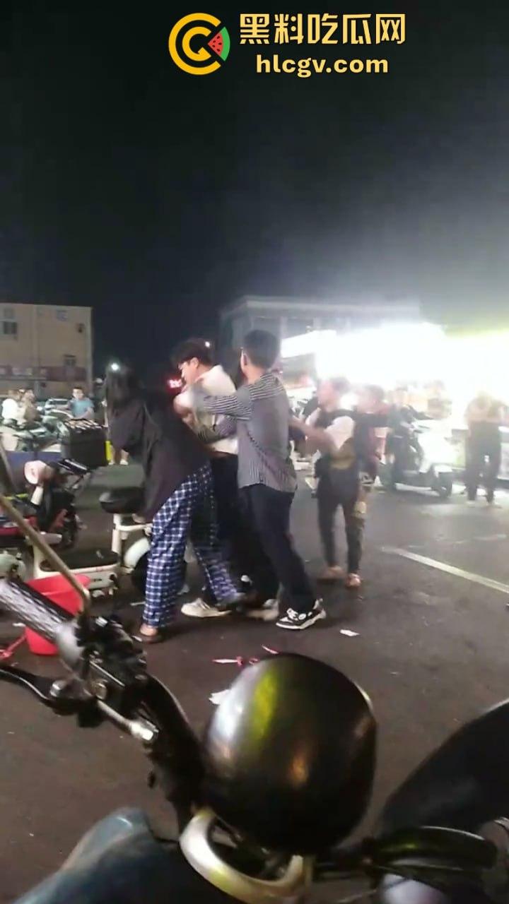 珠海渣男约会小三遭全家围堵暴打 无耻小三被扒光游街 亲爹都看不下去了！-3