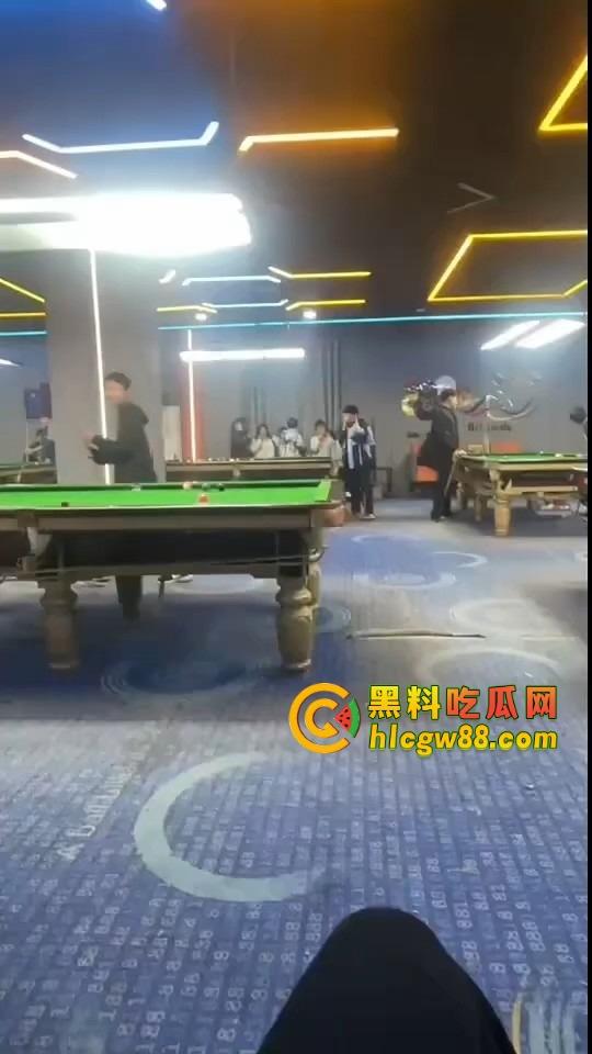 现在10后小学生都卷成这样了？嘴叼利群打台球还带妹，烟一口杆一打，童年直接过成社会大哥！