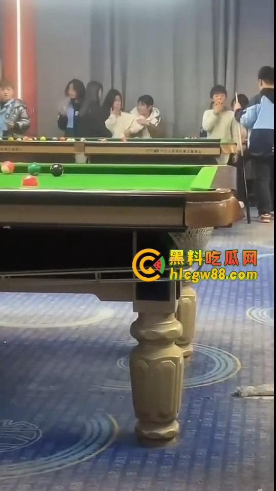现在10后小学生都卷成这样了?嘴叼利群打台球还带妹,烟一口杆一打,童年直接过成社会大哥!-6