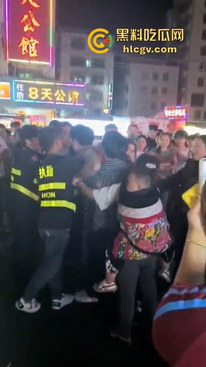 珠海渣男约会小三遭全家围堵暴打 无耻小三被扒光游街 亲爹都看不下去了！-8