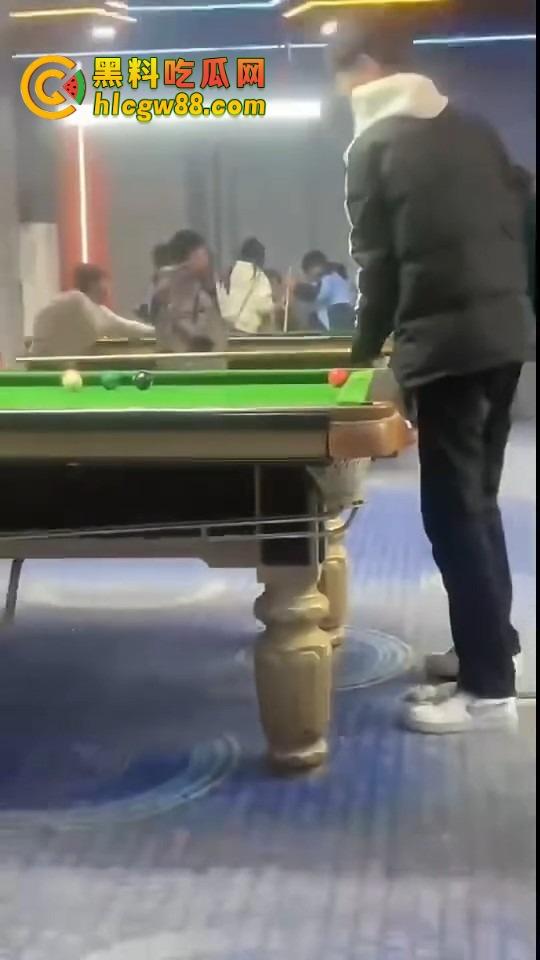 现在10后小学生都卷成这样了?嘴叼利群打台球还带妹,烟一口杆一打,童年直接过成社会大哥!-8