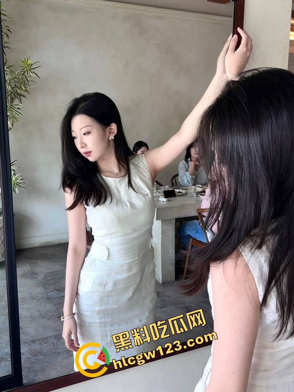 妹子穿小短裤黑色蕾丝内衣上阵，一进门就让人心跳飙升，这是方便随时脱光直接上马？-1