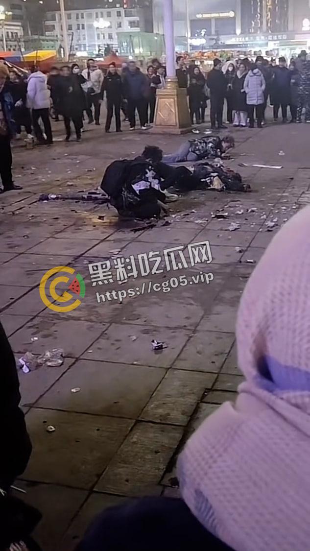河南焦作东方红广场 三名年轻人疑似当众引爆雷管 手和腿直接炸断 现场血腥画面曝光-5