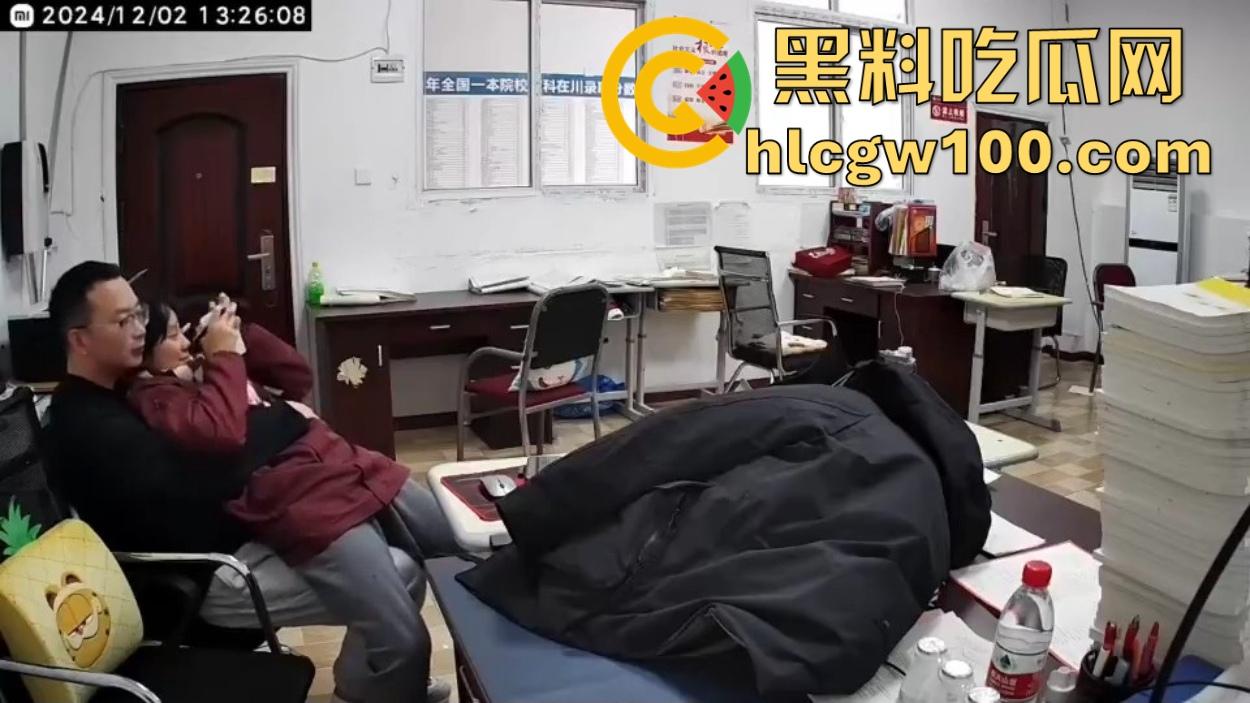 四川达州铭任园高中爆出办公室勾引学生丑闻,监控全程记录,人前讲台上授课,人后办公室搞暧昧 教书变勾引术了?-9