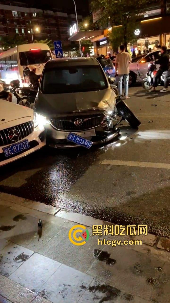 广东汕头一男子车速过快 与迎面三车连环相撞 现场豪车一堆 估计要赔死了-5