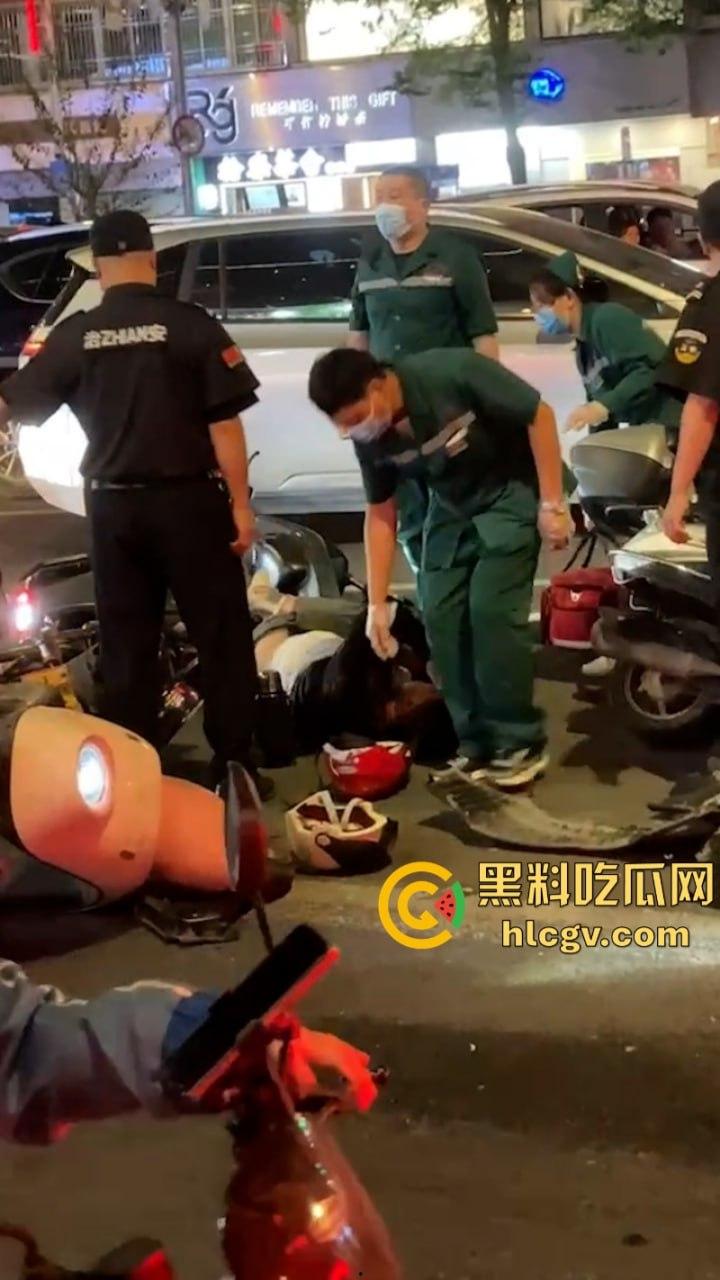 广东汕头一男子车速过快 与迎面三车连环相撞 现场豪车一堆 估计要赔死了-9