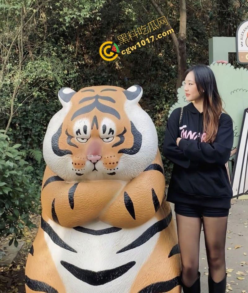 陕西校园女神【杨子诺】被包养视频流出:酒店内跪地献咽,丝袜撕烂,狂野激情,彻底堕落为欲望玩物!-8