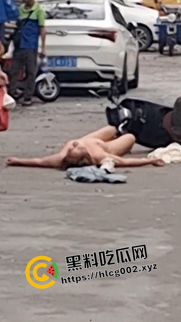 东莞中通快递1V3  被围殴到衣服全被脱光 躺在路中间装死 这不白白便宜路过的人了吗 现场视频流出