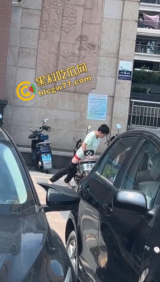 山东奇葩小伙现场癫疯 女车主前脚刚走 他直接脱裤骑日电动车 压抑太久把出轨幻想发泄在雅迪身上!-4