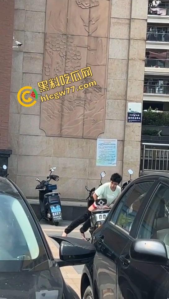 山东奇葩小伙现场癫疯 女车主前脚刚走 他直接脱裤骑日电动车 压抑太久把出轨幻想发泄在雅迪身上!-5