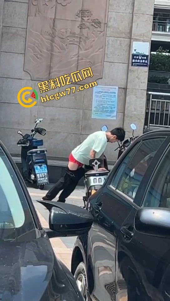 山东奇葩小伙现场癫疯 女车主前脚刚走 他直接脱裤骑日电动车 压抑太久把出轨幻想发泄在雅迪身上!-6