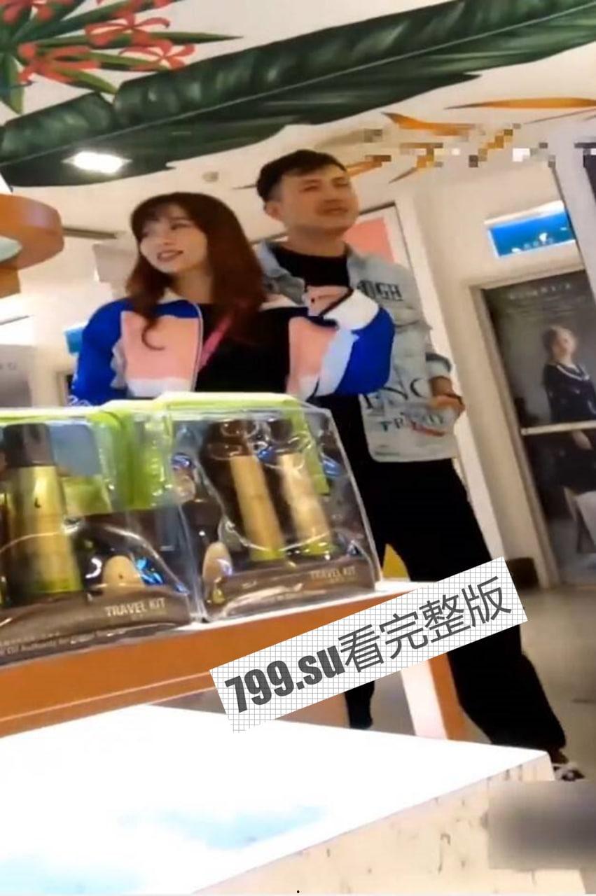 顶级偷拍 偶遇穿超短裙还不穿内裤的骚货 大神当着男友面抄底 11 分钟完整版