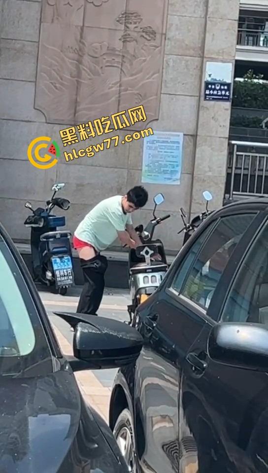 山东奇葩小伙现场癫疯 女车主前脚刚走 他直接脱裤骑日电动车 压抑太久把出轨幻想发泄在雅迪身上!-8