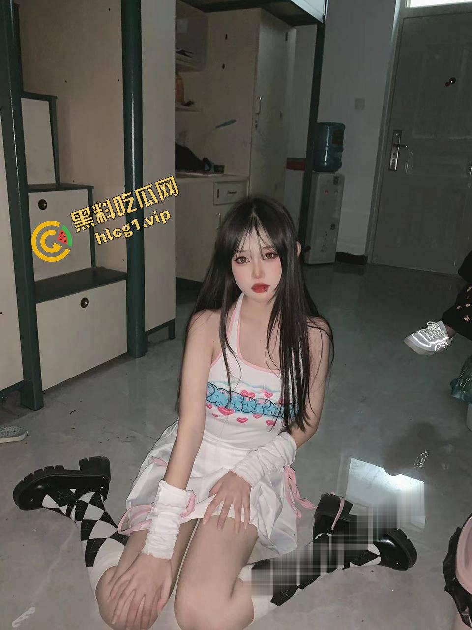 女大学生反差婊『祝微棋』负债欠钱 宿舍脱衣自慰献给金主 惨遭曝光!-2