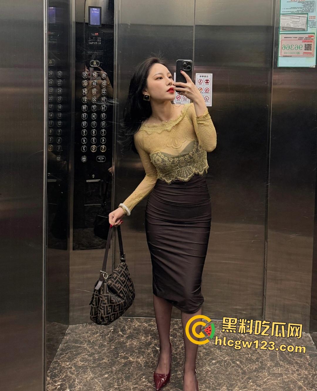 黑丝少妇偷情炮穿钢板！插进去秒流白浆，猛男动作太大震翻摄像机 ！