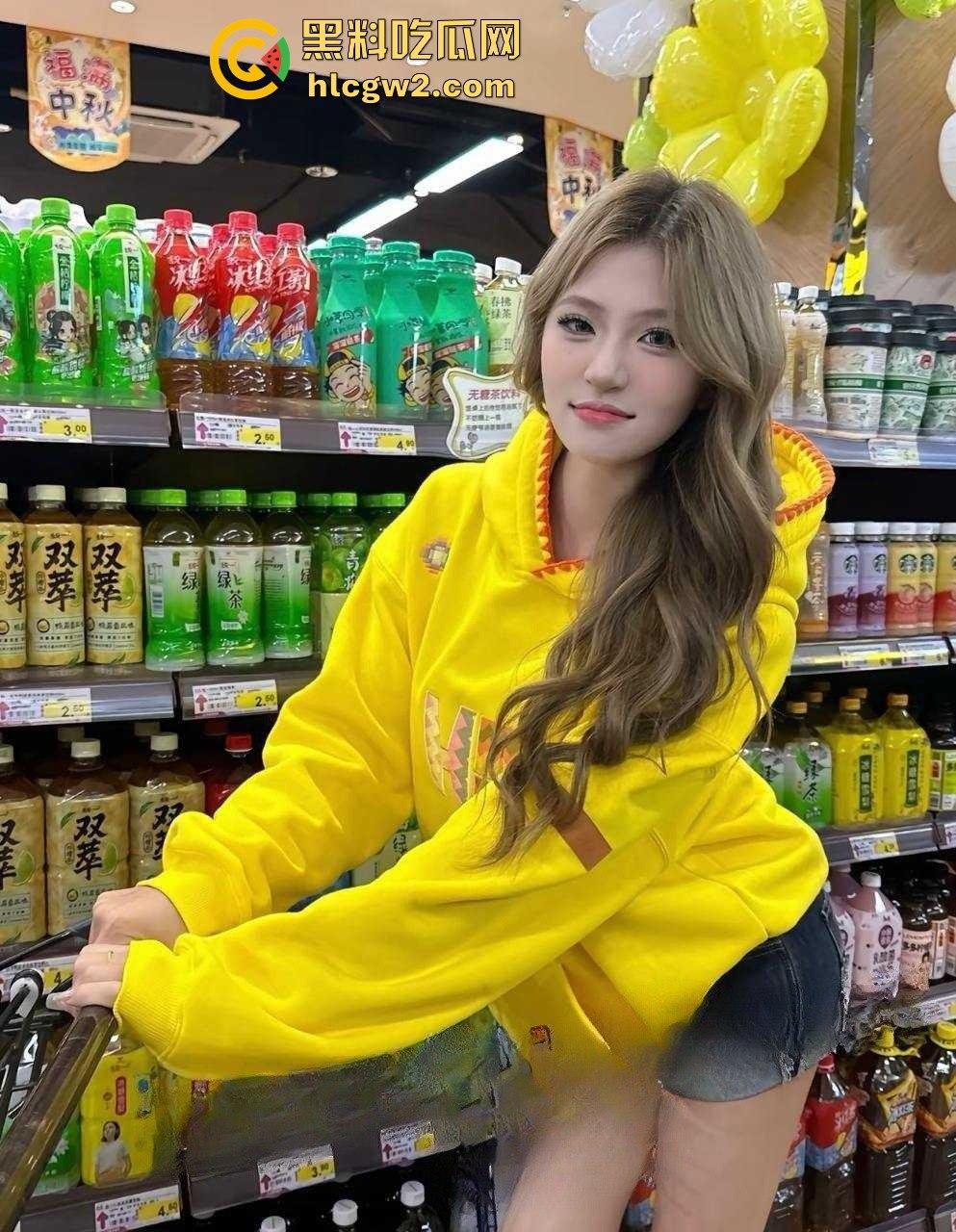 郑州00后【黄絮如】裸聊视频被渣男泄露，骚到舔自己淫水，这下彻底火了！