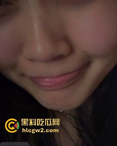 郑州00后【黄絮如】裸聊视频被渣男泄露,骚到舔自己淫水,这下彻底火了!-5