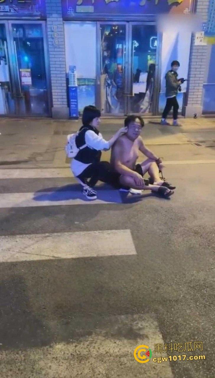 浙江金华万盛南街，油腻大叔被小仙女制服还扒掉衣服，还告知警察自己被猥亵，网友纷纷讨论是女的诬陷大哥 !-4