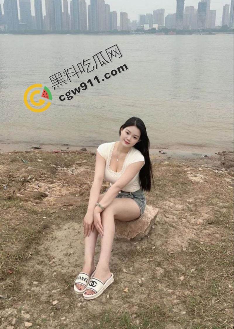 河南金牌销售【余欢欢】为业绩出卖身体，瞒男友成客户小母狗，豪乳圆臀环伺，女上位骑乘榨精，淫靡不堪