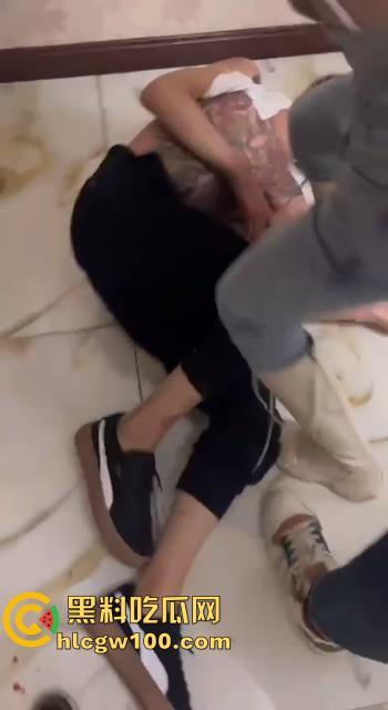 东北精神小伙背刺兄弟在宾馆被抓,朝头上圈踢猛踹,女友死死护住也被打的嘴巴流血-3