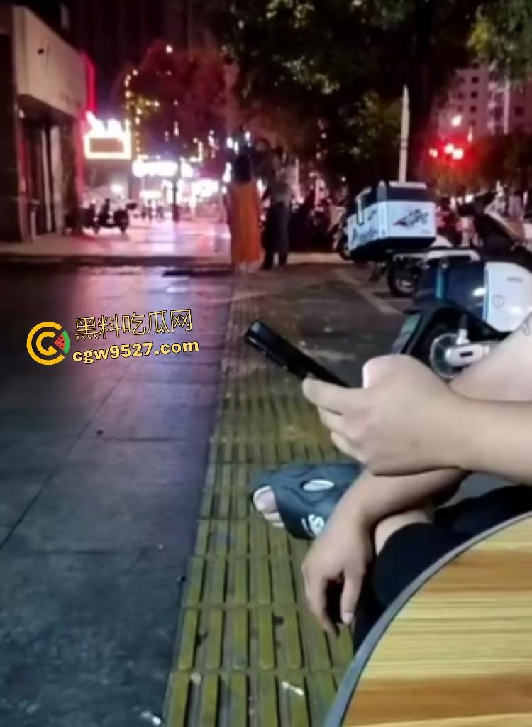 福建三明扬祖大药房老板娘偷情，被老公当场抓到，情夫躲药店不敢出来，路人看这女人这么老以为是他妈！